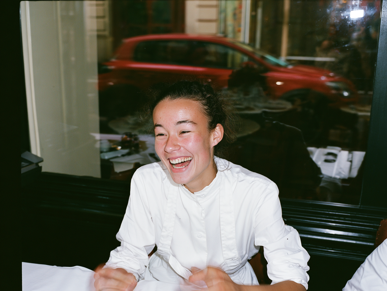 Professionnelle de la restauration souriante